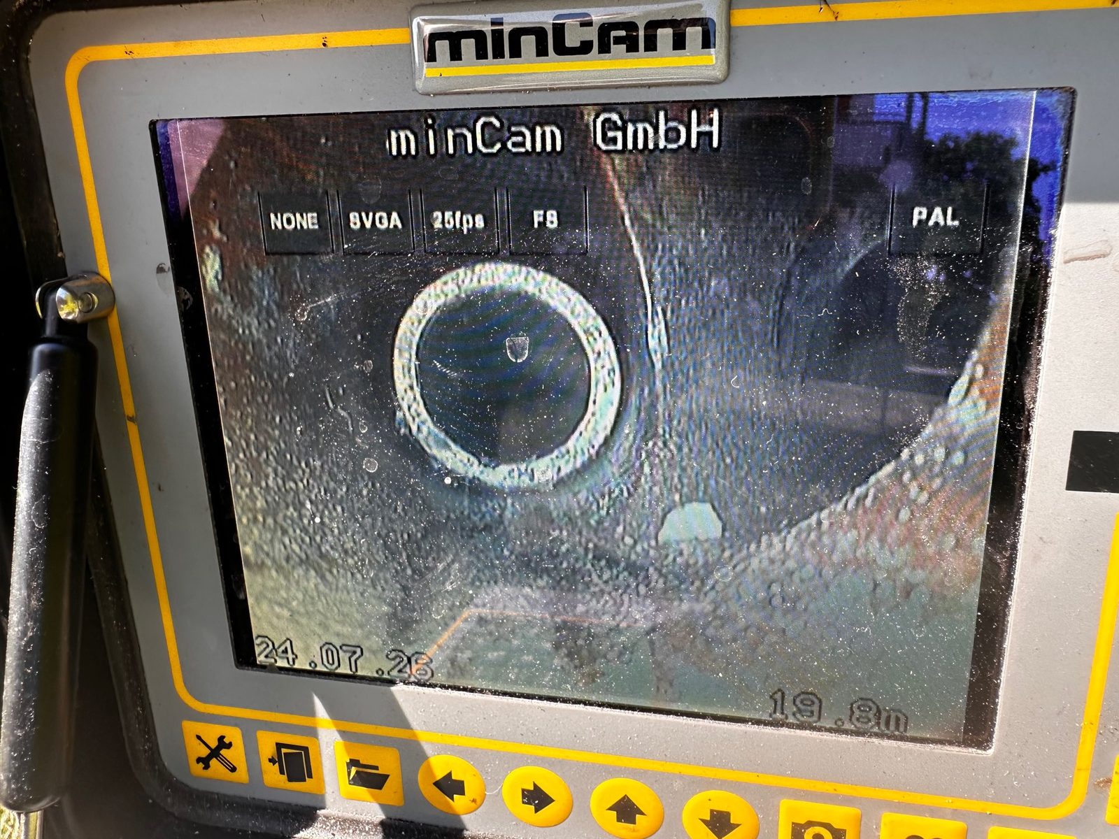 Kamera-Monitor mit Blick in die Leitung