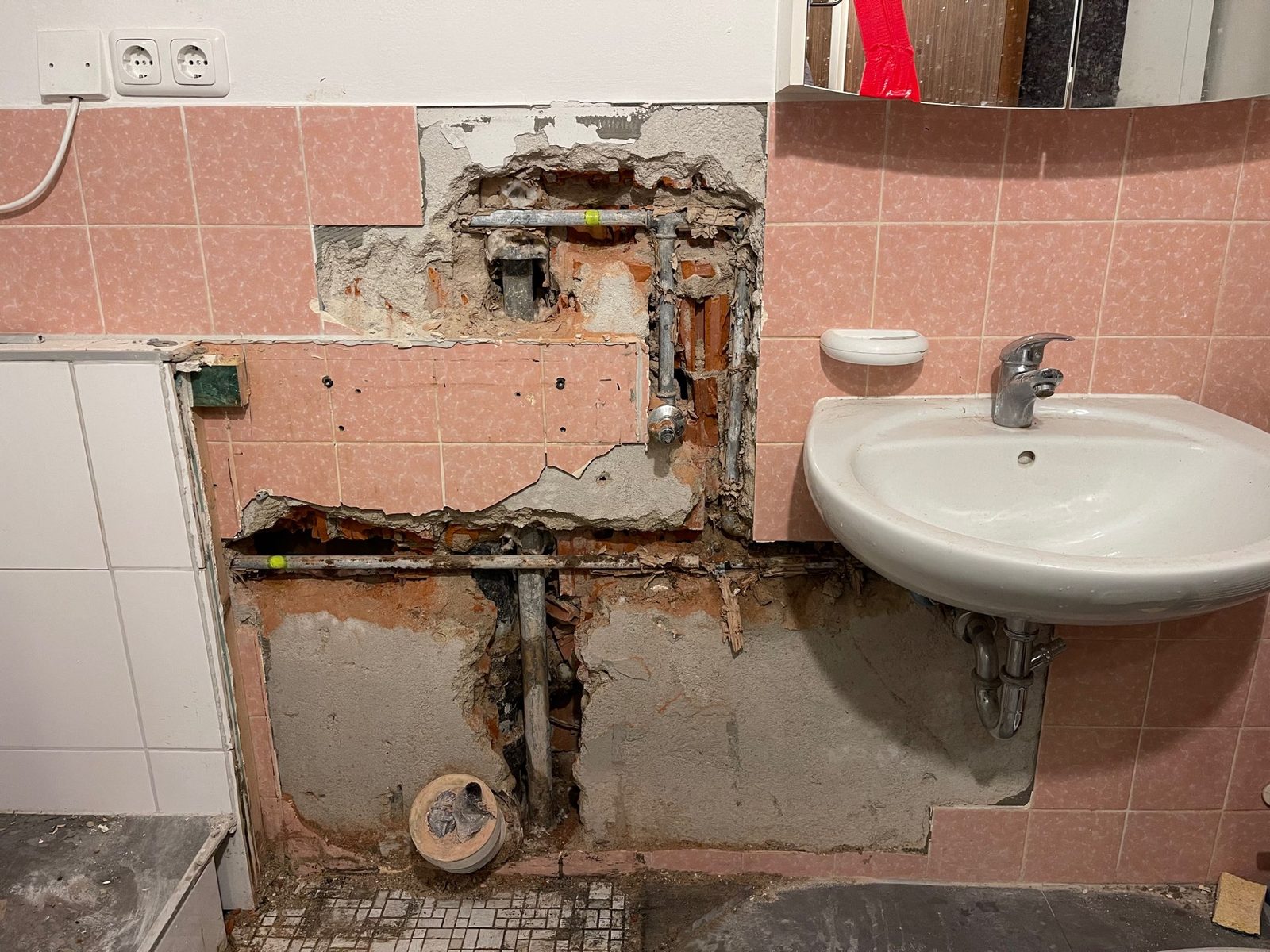 Geöffnete Vorwand im Bad